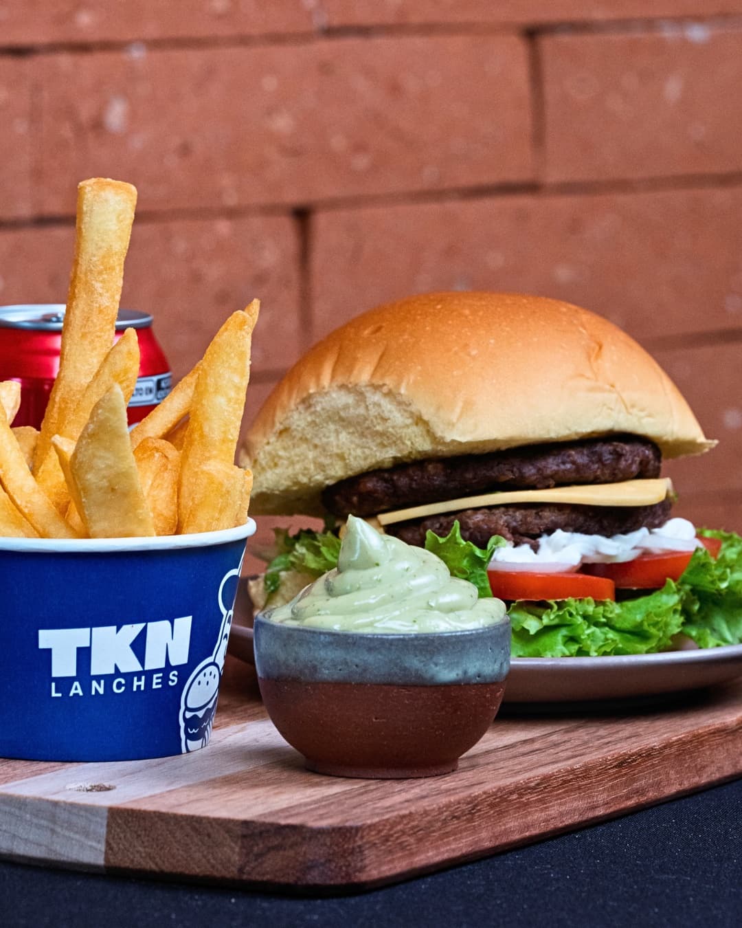 Combo TKN: lanche artesanal, batata no copo e a Laracreme